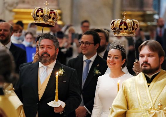 Внукът на Симеон княз Борис Търновски, син на покойния Кардам и престолонаследник, кумува на младоженците (в средата с очилата).