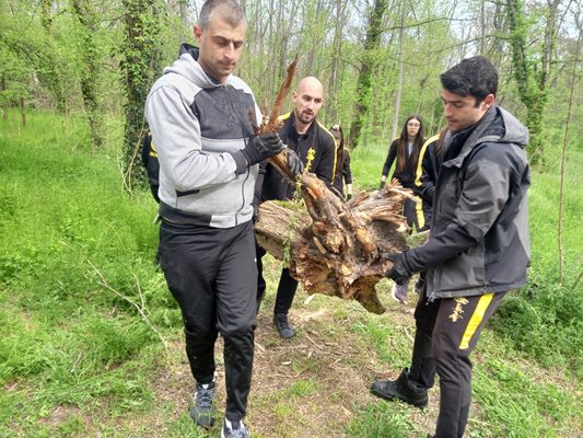 Доброволци насят останки от дърво.

СНИМКИ: Авторът.