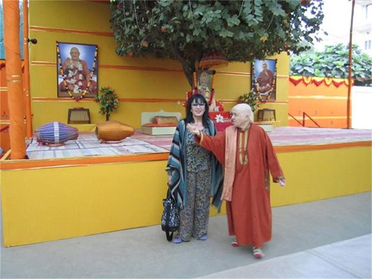 С българския си гуру Анна Павлова в Индия.