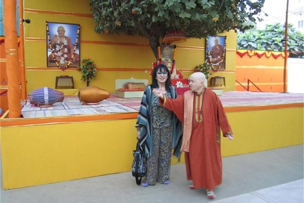 С българския си гуру Анна Павлова в Индия.