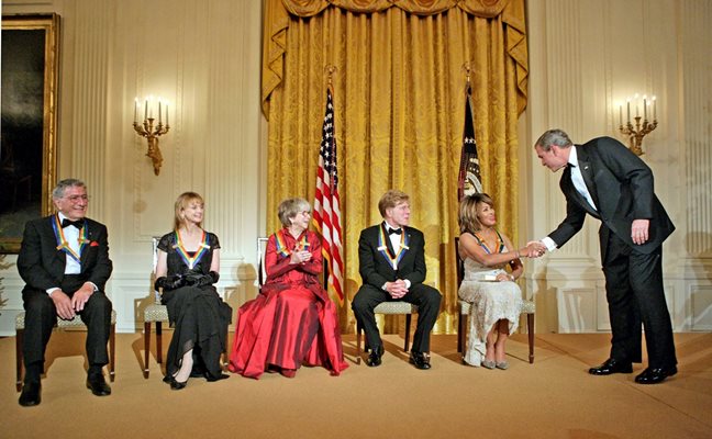 Президентът на САЩ Джордж Буш поздравява Тина Търнър през 2005 г. СНКИМКА: Ройтерс