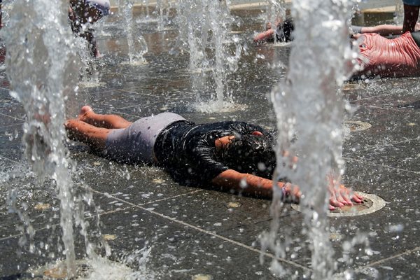 Деца си играят във фонтан в Йерусалим.
СНИМКИ: РОЙТЕРС