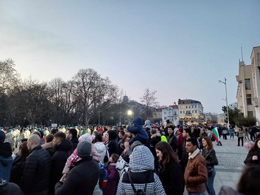 От трите страни на площада бяха застанали пловдивчани.