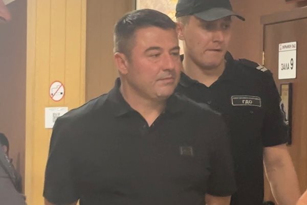 Съдебната охрана води Иван Дачев в залата.