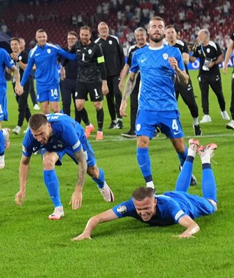 Нападателят (вдясно) празнува след 0:0 с Англия
Снимка: X