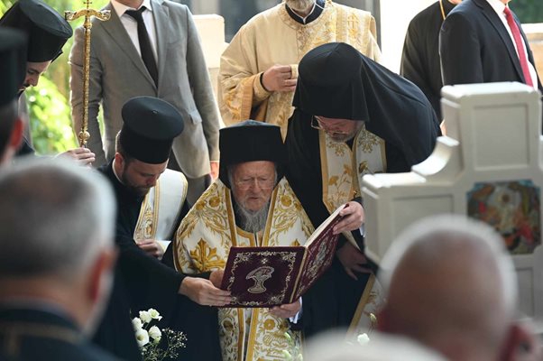 Вселенският патриарх Вартоломей на гроба на покойния Неофит