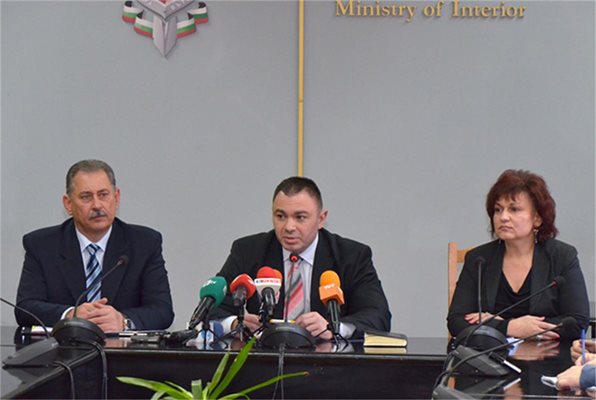 Главният секретар на МВР Светлозар Лазаров (в средата) и шефката на апелативната  спецпрокуратура Даниела Попова