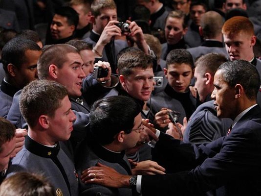 Кадети от военната академия поздравяват президента Обама. Той изнесе пред тях речта си за Афганистан.
СНИМКИ: РОЙТЕРС