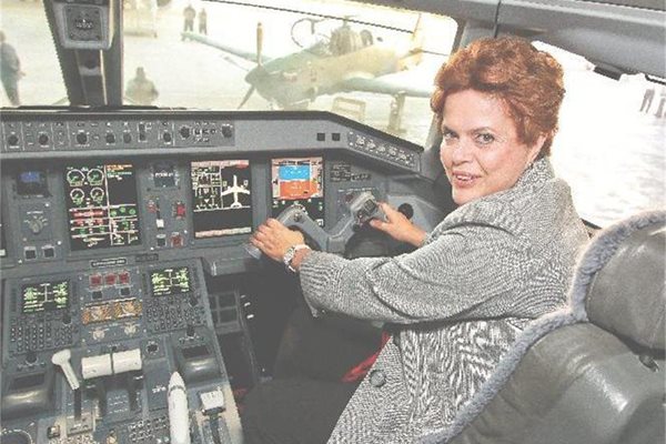 Дилма Русеф е седнала на пилотското място в нов модел на бразилски самолет “Ембраер”.
СНИМКИ: ПРЕДИЗБОРЕН ЩАБ НА ДИЛМА РУСЕФ