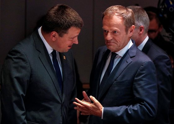 Доналд Туск и естонският премиер Юри Ратас разговарят в Брюксел.