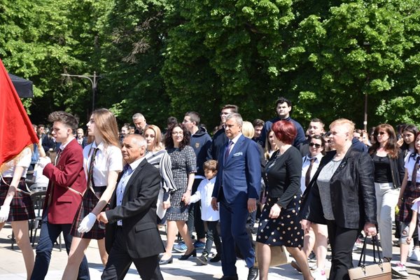Тържествен парад на училищата постави началото на честванията по повод 24 май в Благоевград.