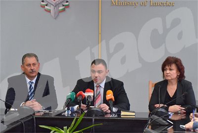 Главният секретар на МВР Светлозар Лазаров (в средата) и шефката на апелативната  спецпрокуратура Даниела Попова