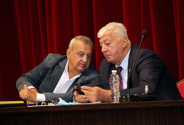 Здравко Димитров и Александър Държиков по време на дебата за транспорта.