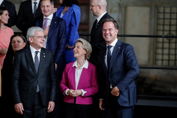Урсула фон дер Лайен разговаря с председателя на председателството на Босна и Херцеговина Сефик Джаферович и премиерът на Холандия Марк Рюте в Прага.