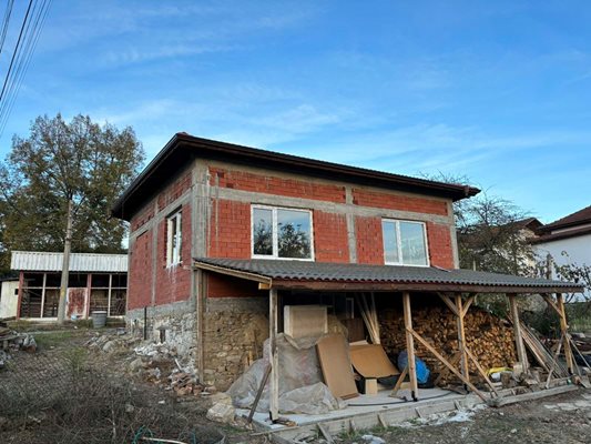 Изцяло нова къща изниква от руините на старата / Снимки: Мисия Дядо Коледа с мустак