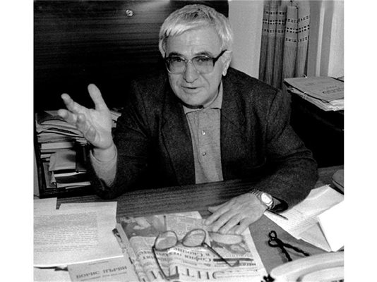 Писателят проф. Тончо Жечев в кабинета си през 1999 г.