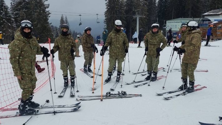 Български и румънски войници тренират на ски