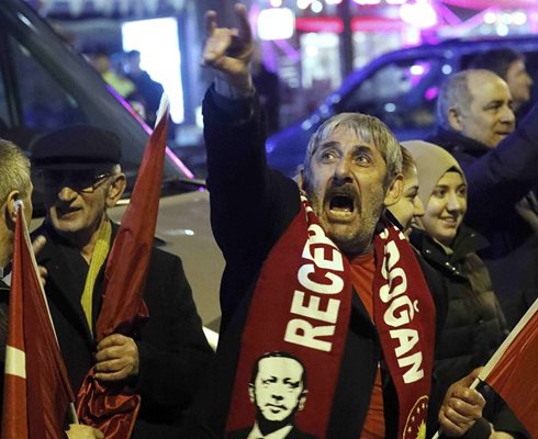 Турчин - фен на Ердоган, протестира в Ротердам срещу ограниченията.