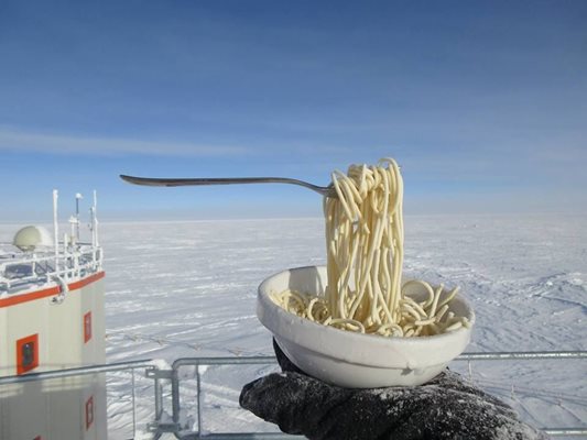Ето как изглежда варена юфка при минус 60°, показаха руски полярници от антарктическата станция “Конкордия” и предупредиха колко много се чака ястието да изстине. НАСА предрече, че идва ледена епоха, тъй като Слънцето навлиза в минимум активност.   СНИМКА: ФЕЙСБУК НА ЕВРОПЕЙСКАТА КОСМИЧЕСКА  АГЕНЦИЯ