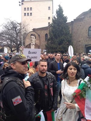 Протестърът Цецо Рокера (с шапката) със сподвижници