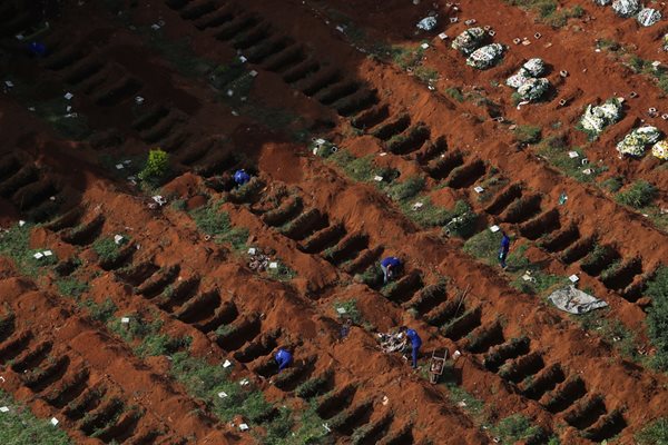 Служители копаят нови гробове за починали от COVID-19 в Бразилия.
