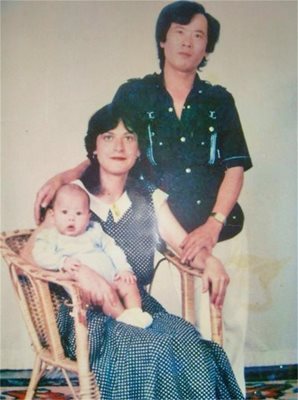 Последната снимка на таткото в България с бебето Петър и майка му.
СНИМКИ: АВТОРЪТ И ЛИЧЕН АРХИВ