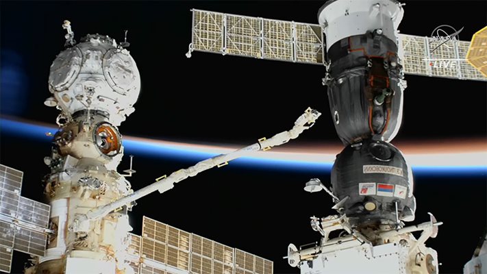 Европейската роботизирана ръка, управлявана от космонавта Анна Кикина, изследва кораба на екипажа на Союз MS-22 след откриване на изтичане, което отмени космическата разходка в сряда. СНИМКА: NASA TV