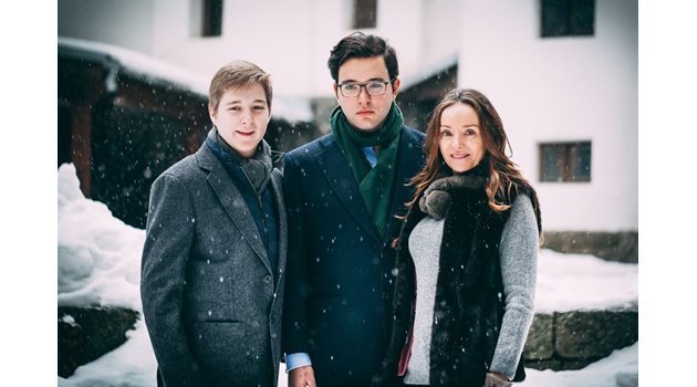 Белтран с брат си Борис и майка си Мириам в Царска Бистрица през 2018 г.

СНИМКА: ПЛАМЕН ТРИФОНОВ