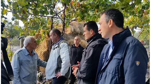 Румен Радев бе придружаван в наводнените села от кмета на Бургас Димитър Николов и областния управител Вълчо Чолаков, които го запознаха с размерите на пораженията.