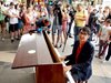 Венсан Винел, осиновен от България, свири на пиано и пя в подлеза на Софийския университет (Снимки+видео)