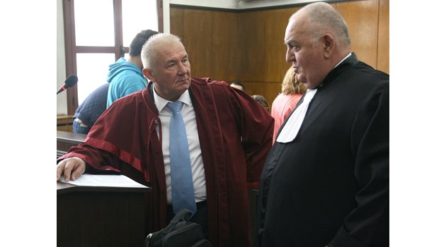 Прокурорът Георги Пенев и адвокат Красимир Елдъров, който защитава интересите на родителите на Жоро Плъха