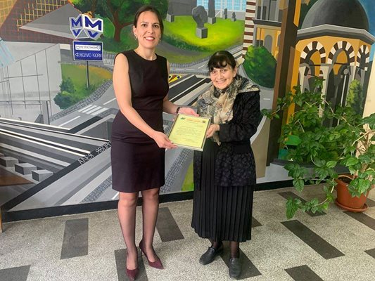 Заместник-кметът Камелия Кюркчиева връчи поздравителен адрес на дъщерята на Тодорка Венкова - Емилия