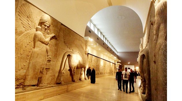  “Битката на Гилгамеш с Небесния бик”. Теракотна плочка от 1900 г. пр.н.е. Музей на изкуствата и историята, Багдад.