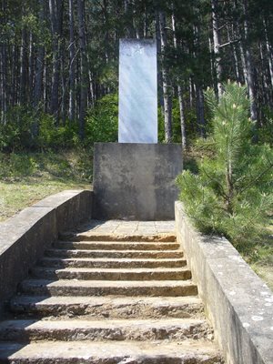 Паметникът на падналите във войните от село Мрамор, който Императора издига със собствени средства през 1976 година.