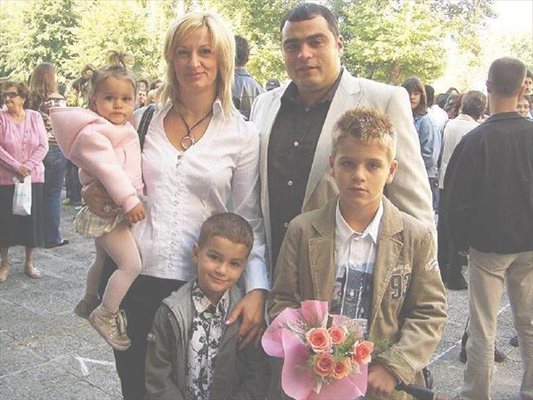 Христо Томов и съпругата му Мария с трите си деца.
СНИМКИ: ЛИЧЕН АРХИВ