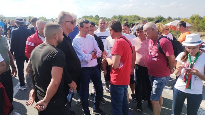 Президентът на КТ "Подкрепа" Димитър Манолов /с бялата риза/ дойде днес при протестиращите на магистрала "Тракия" край Стара Загора, за да разговаря с тях.
Снимка: Ваньо Стоилов