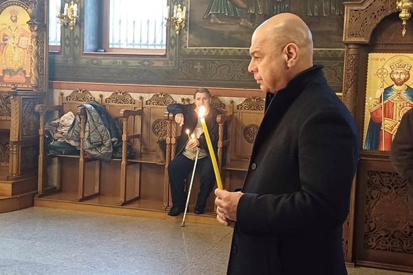 Кметът Костадин Димитров присъства на панихидата в църквата "Св. св. Петър и Павел".