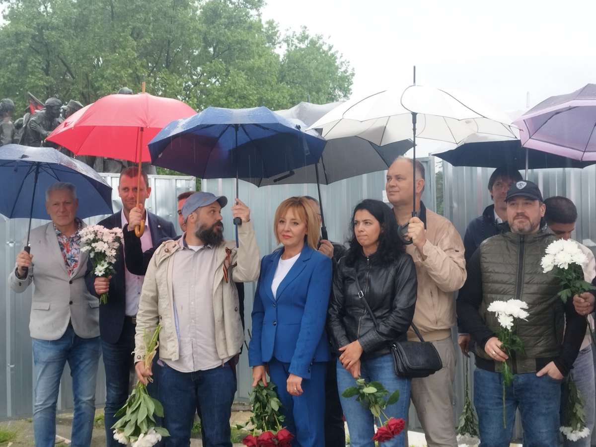 "Тук пак ще има паметник" заканиха се Мая Манолова и Ваня Григорова на оградата на ПСА