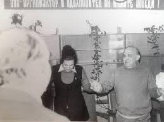 Дража Вълчева играе хоро с Тодор Живков.