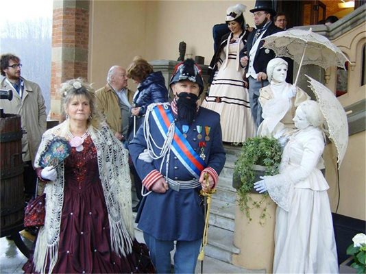 Облечени в едновремешни костюми герои дефилират преди началото на търга на "Бароло". Вляво - Алберто Кордеро ди Монтедземоло е племенник на шефа на "Ферари" Лука и е един от най-известните производители на "Бароло". 
СНИМКИ: АРХИВ