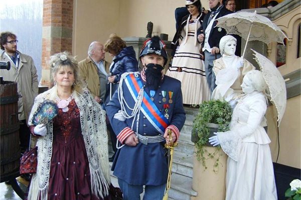 Облечени в едновремешни костюми герои дефилират преди началото на търга на "Бароло". Вляво - Алберто Кордеро ди Монтедземоло е племенник на шефа на "Ферари" Лука и е един от най-известните производители на "Бароло". 
СНИМКИ: АРХИВ