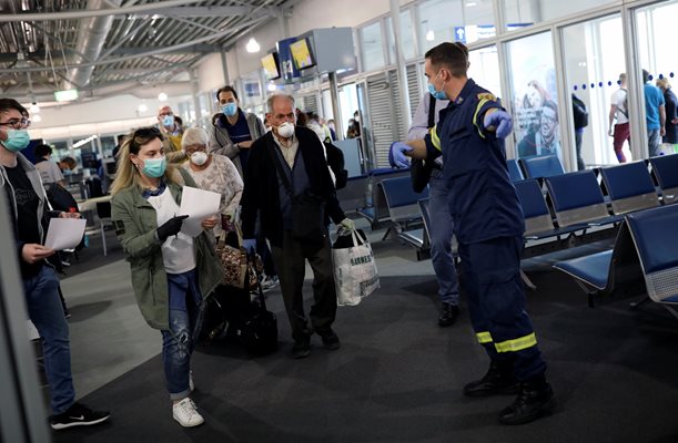 Пътници от първия полет на "Луфтханза" след изолацията пристигат в Гърция.