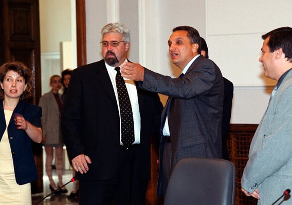 Премиерът Иван Костов (вдясно) с министъра на държавната администрация Марио Тагарински СНИМКА: Десислава Кулелиева