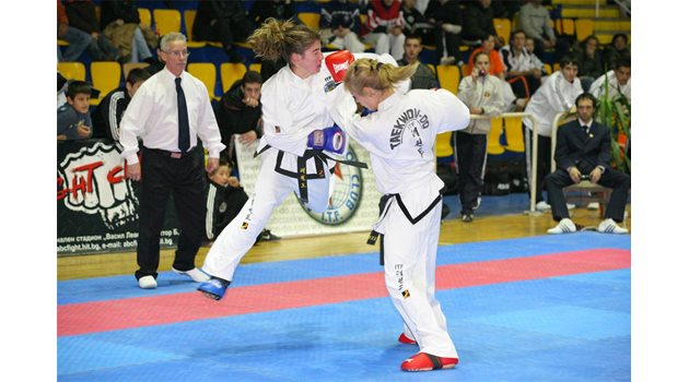 СВЕТКАВИЧНА: Световната и европейска шампионка Амалия Колева е нанесла силен ляв удар на своята съперничка в среща от първенството в Талин.