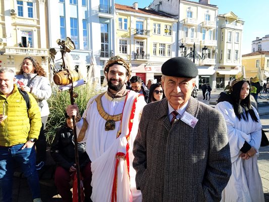 Бог Дионис поведе шествието заедно с шефа на Съвета по туризъм Любозар Фратев.