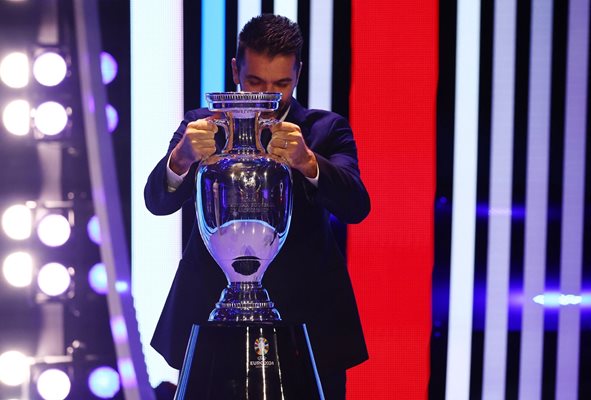 Легендарният италиански вратар Джанлуиджи Буфон изнася трофея за победител в европейското първенство. Снимка: Ройтерс