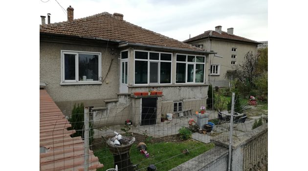 Къщата на циганската фамилия в кв."Калтинец", пред която бе извършено отвличането
