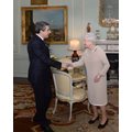 Президентът Росен Плевнелиев се ръкува с английската кралица Елизабет II  СНИМКА: АРХИВ