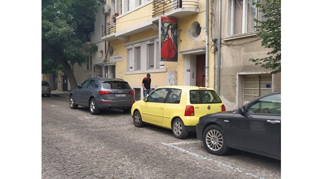 На тази улица пред дома си е била нападната и намушкана Виолета Балабанова.
