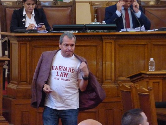 28 юли: Тошко Йорданов облече тениска с надпис HARVARD LAW - just kidding (право в Харвард - шегувам се - бел. ред.) като знак за отношението му към “Продължаваме промяната”. 
СНИМКА: РУМЯНА ТОНЕВА